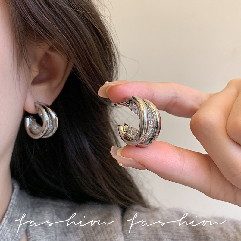 Silver cold style hollowed-out stud earrings, French high-end and elegant style earrings, women's niche design, simple and exquisite earrings details Picture
