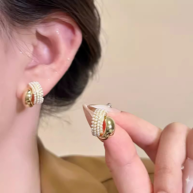 Light luxury and high-end pearl metal arc earrings, a new 2024 bestseller with a niche design sense and fashionable stud earrings full figure