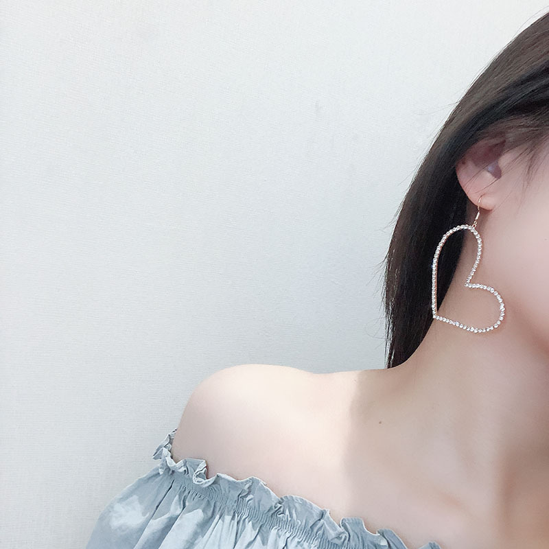 Full-diamond hollowed-out heart-shaped earrings for women, a new Korean style with a unique and elegant charm, a goddess-like style, and a trendy long ear accessory Application Scenario