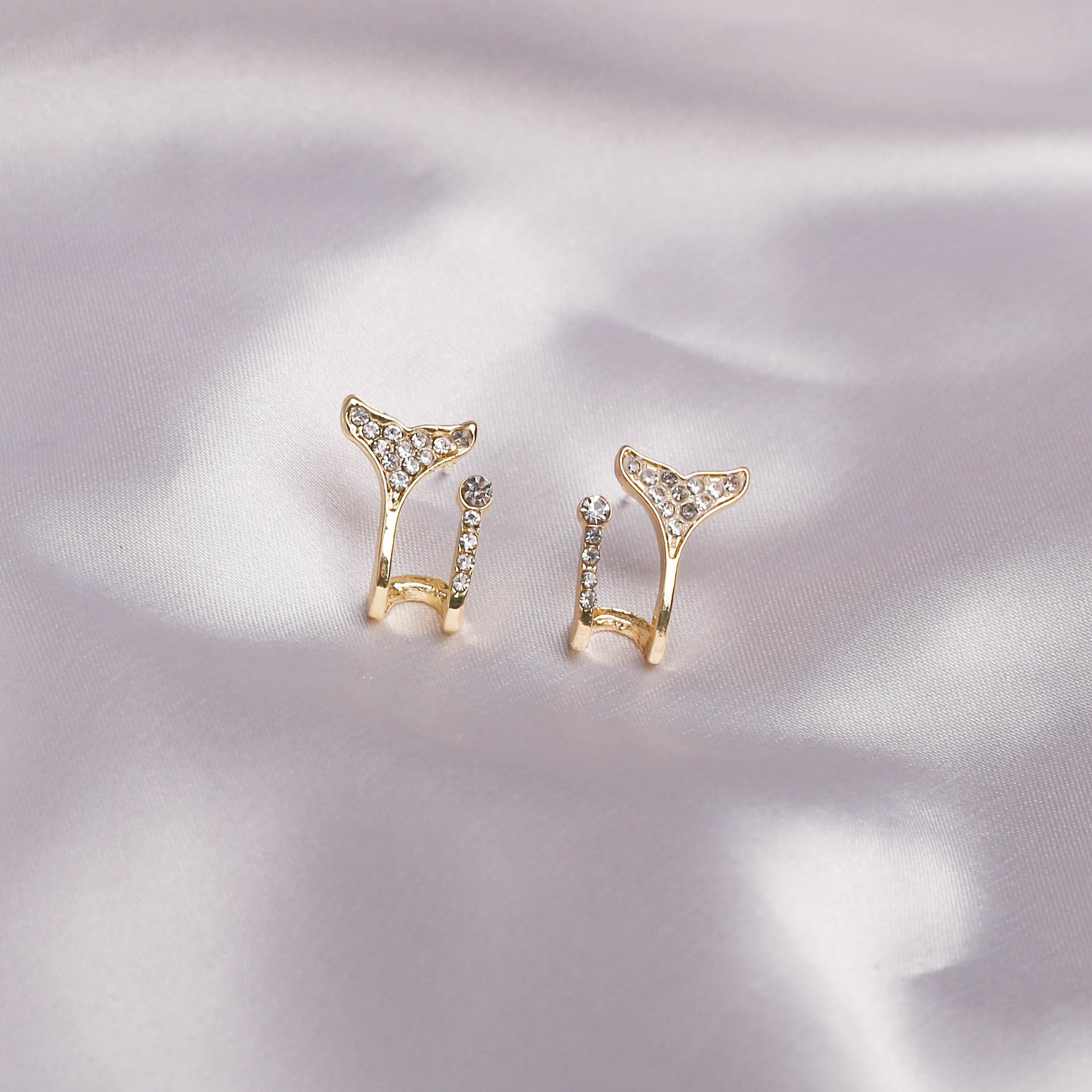 S925 Silver needle fishtail earrings exude a feminine charm and a goddess-like vibe. Round faces can make you look slimmer. A new style of Korean internet-famous earrings with a delicate fragrance Application Scenario