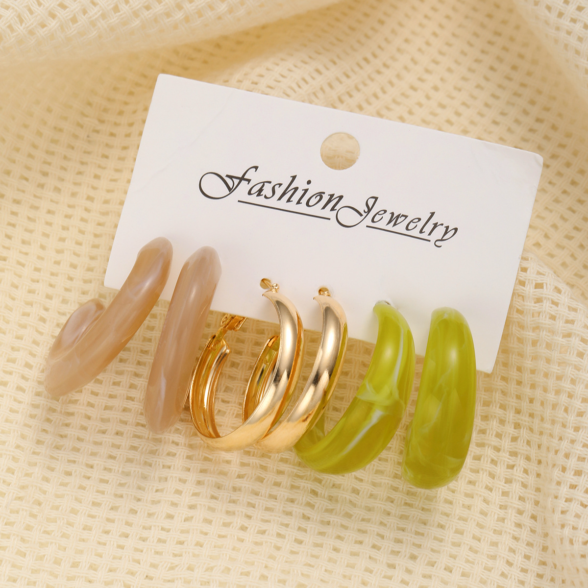 Cross-border European and American simple new C-shaped gold resin alloy Earrings 3-piece set retro women 's earrings Earrings Application Scenario