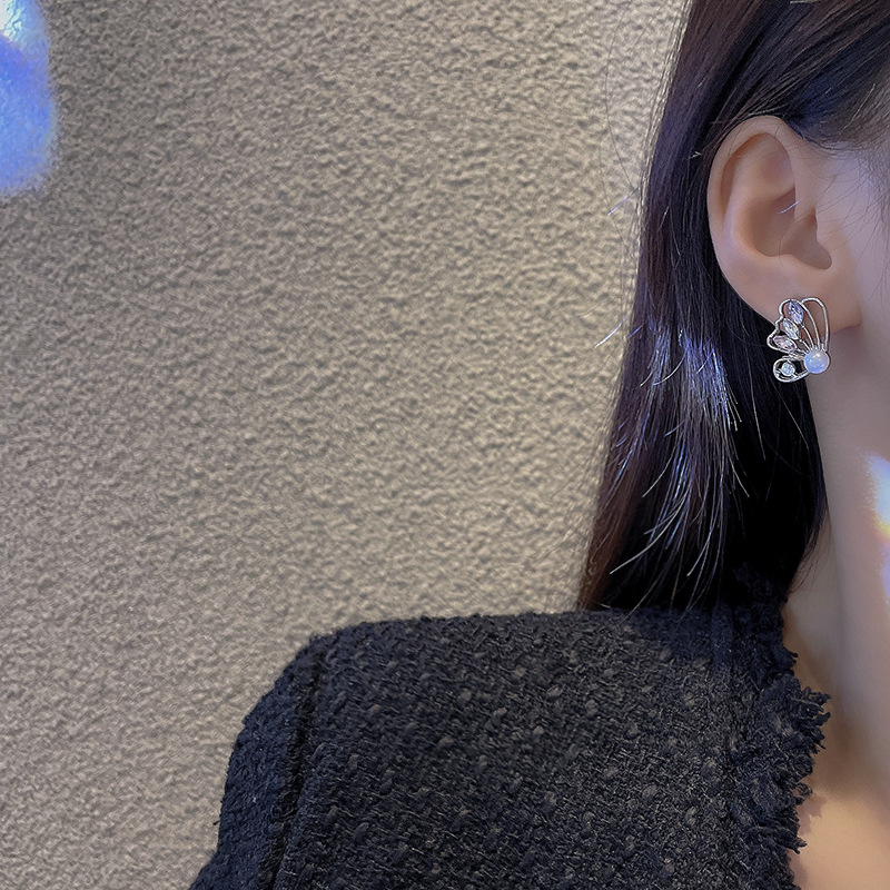 Hollowed-out butterfly pearl earrings, Japanese and Korean cold style, sweet and cool, niche and light luxury stud earrings, fashionable and trendy, elegant earrings Application Scenario