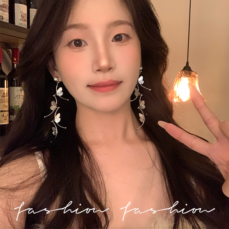 Long, dynamic butterfly wing tassel stud earrings with a cool and refreshing feel, high-end and ethereal style, light luxury and exquisite earrings Application Scenario