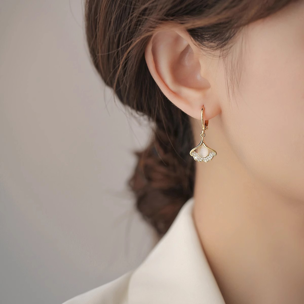 Cat's eye stone ginkgo leaf earrings, a niche design for women, with a high-end and cool style. Stud earrings, a light luxury and fashionable versatile accessory for women Specification drawing