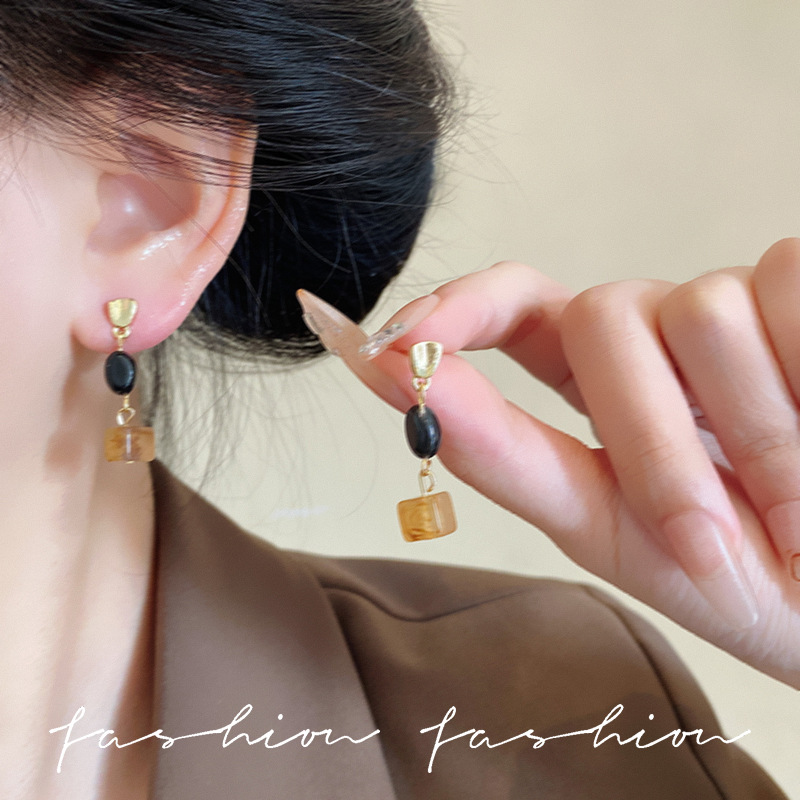 Imitation natural stone coffee-colored square earrings, autumn and winter retro light luxury high-end earrings, new Chinese style unique stud earrings details Picture