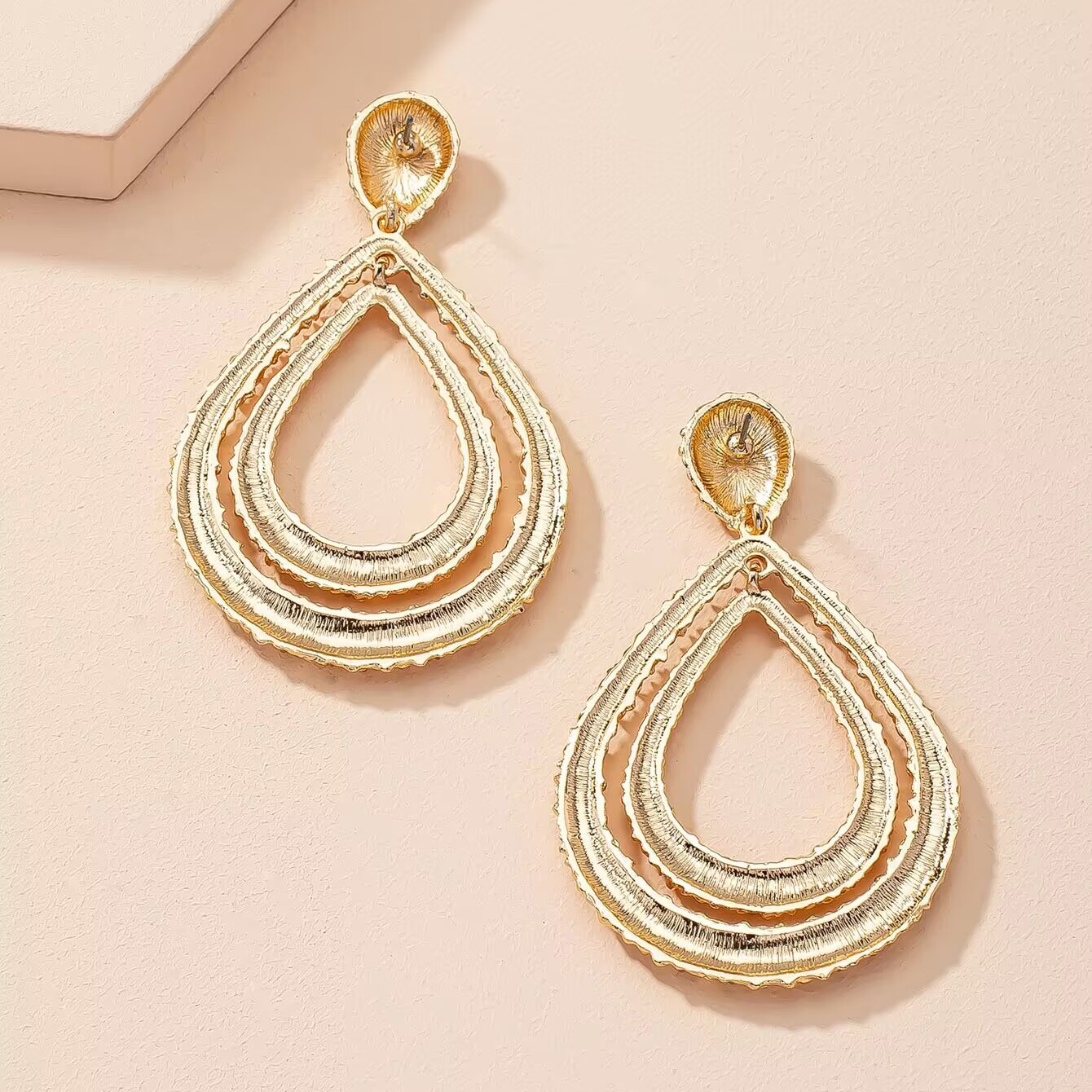 Fashionable and exaggerated double-layer teardrop-shaped grand earrings that are selling well across borders from Europe and America. Creative and personalized long geometric earrings Application Scenario