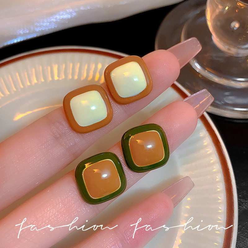 Hong Kong-style retro sugar cube earrings, a niche design for women, high-end stud earrings, a new trendy and stylish ear accessory in 2025 full figure