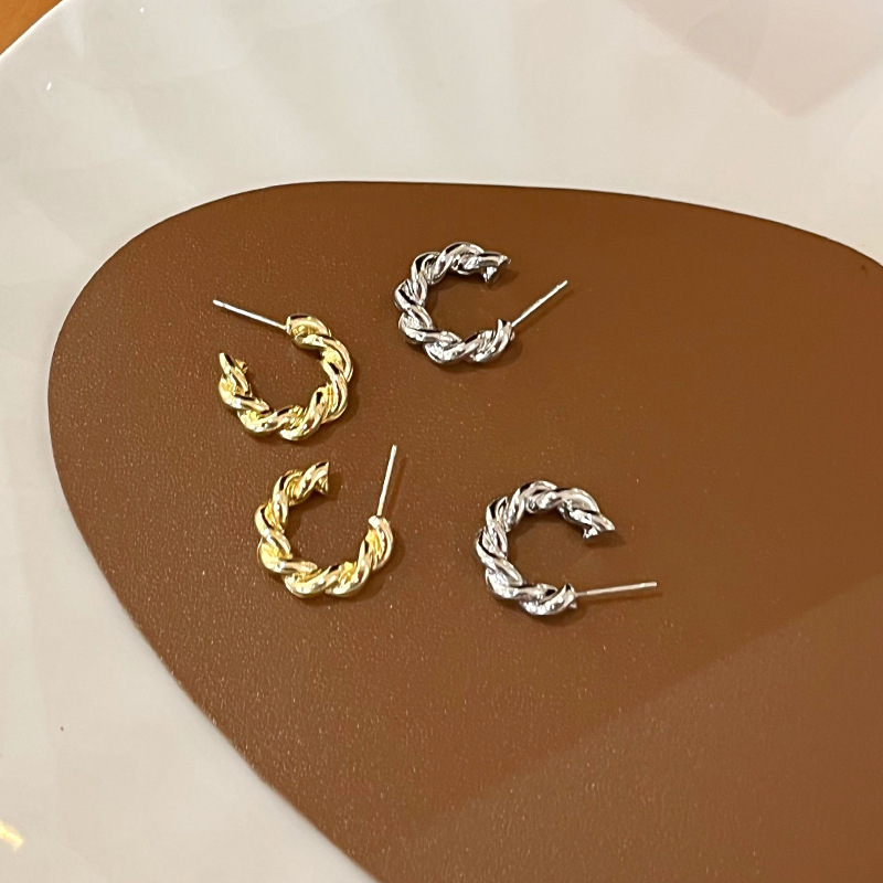 S925 Silver needle Japanese and Korean cold style twisted C-shaped stud earrings, the same style of trendy earrings, fashionable and individual earrings full figure