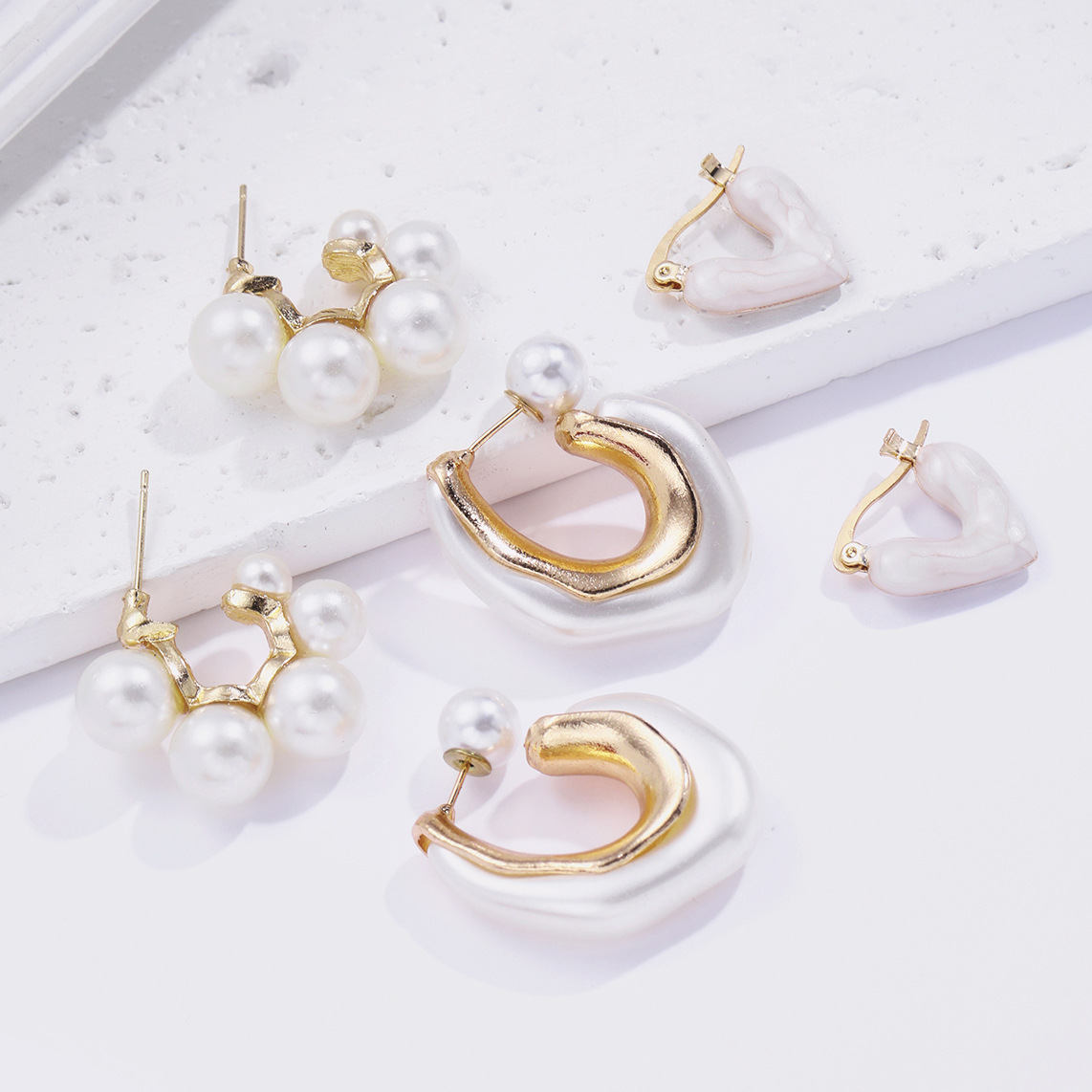 A set of popular cross-border golden oil-dripping heart-shaped imitation pearl earrings in Europe and America, featuring a fashionable design and elegant style details Picture