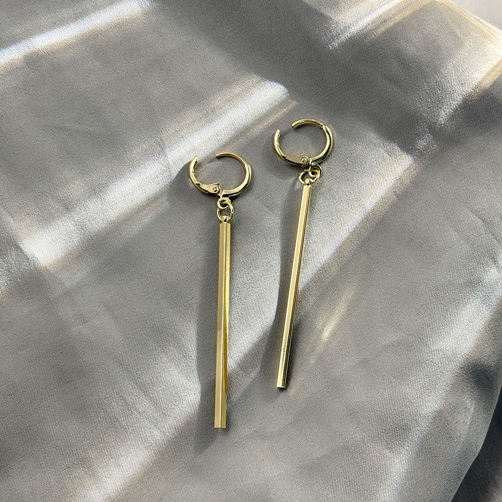 Korean-style simple and versatile geometric line ear buckles, long straight earrings for daily commuting, high-end earrings wholesale Application Scenario
