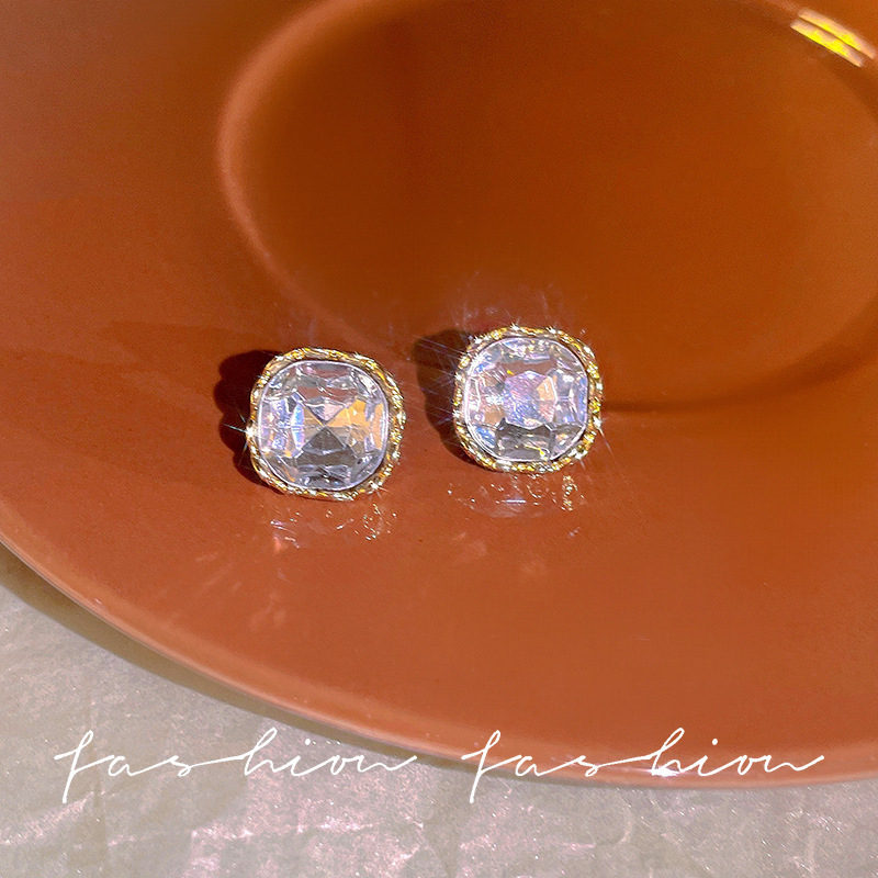 Golden zircon stud earrings are fashionable, simple and versatile. They are exquisite and high-end commuting earrings that are popular among Korean Internet celebrities Specification drawing
