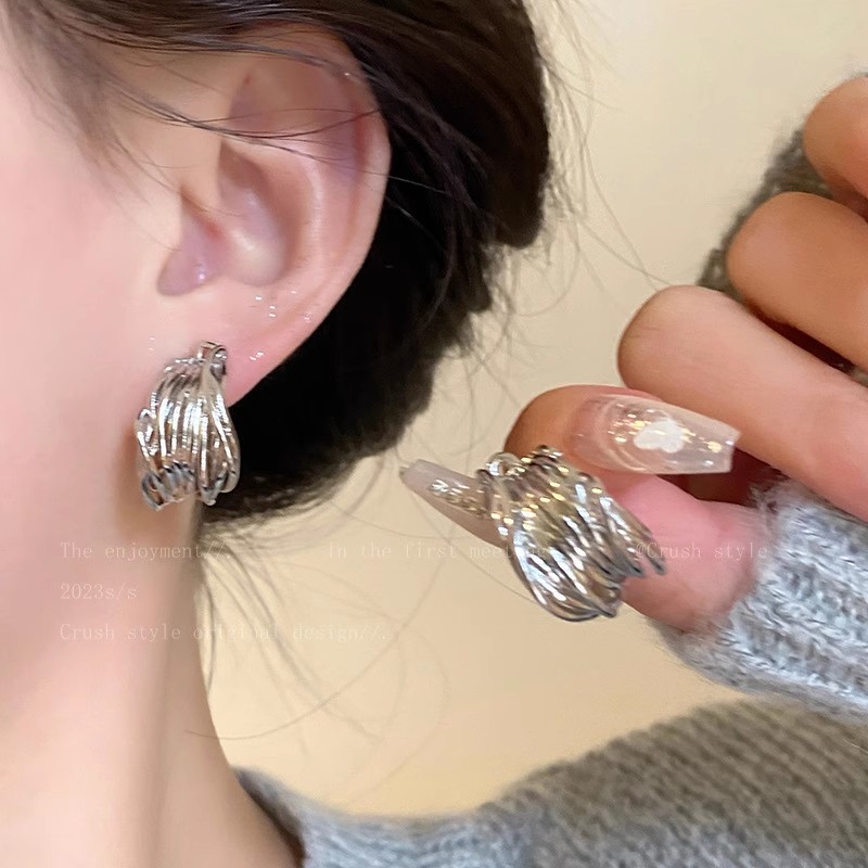 Retro wrapped C-shaped stud earrings for women, light luxury, simple, fashionable and high-end look. Niche design, unique and elegant earrings full figure