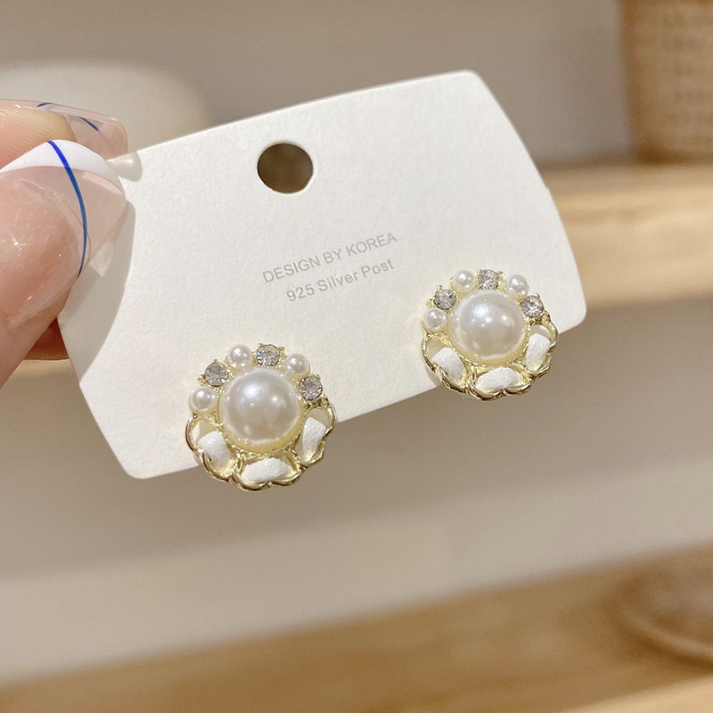 Camellia pearl stud earrings with a sense of design, fashionable Korean Internet celebrity style, diamond-encrusted earrings S925 silver needle earrings full figure