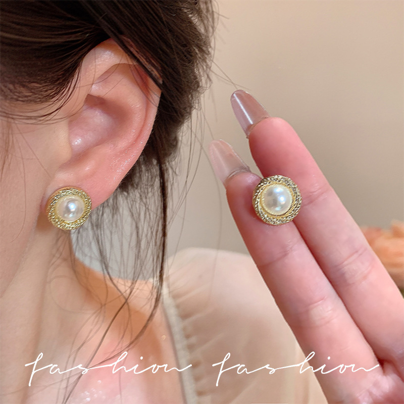 French retro Baroque pearl earrings, high-end, light luxury, internet-famous style stud earrings, 2025 new bestseller earrings full figure