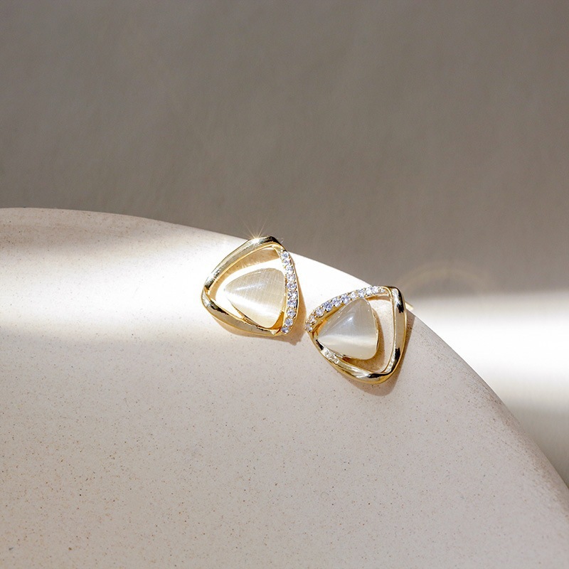 The new S925 minimalist triangular cat's eye stone stud earrings are small and stylish, featuring a unique Korean design Specification drawing