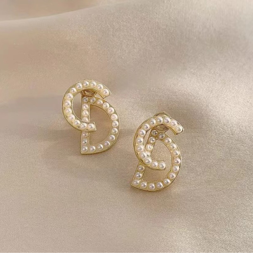 S925 Silver needle Korean pearl CD letter-hanging style, simple and elegant, versatile, star-style personalized stud earrings details Picture