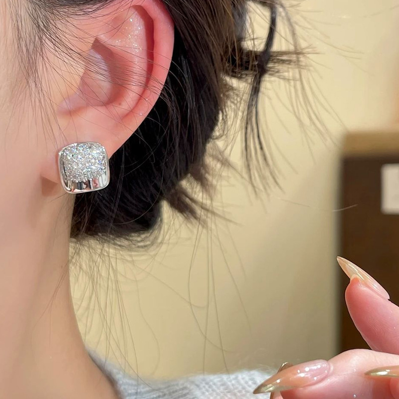 French light luxury exquisite zirconia square stud earrings, fashionable and versatile, with a high-end feel and a niche design. New earrings for women Application Scenario