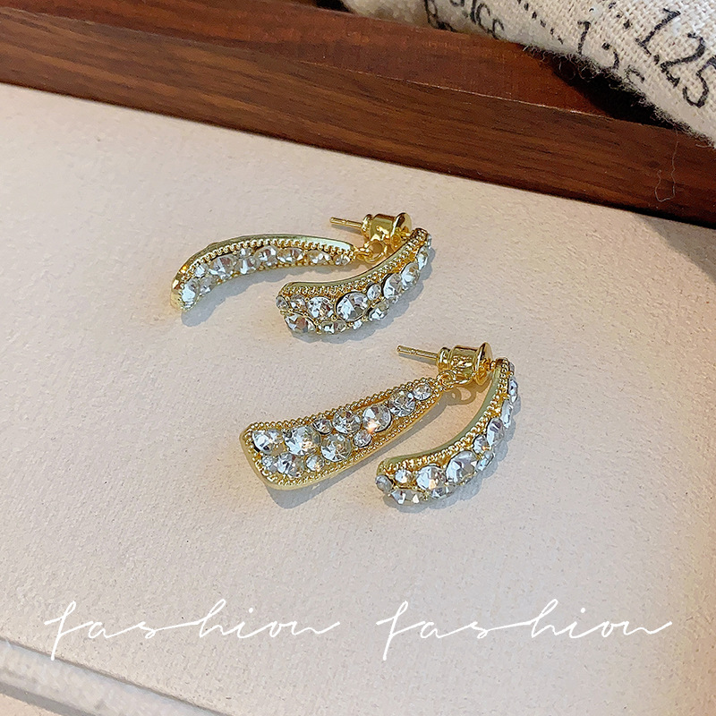 The women's niche design of the water-drop earrings, which are full of diamonds on both the front and back, exude a sense of fashion and sophistication. They are the same style of earrings as Internet celebrities Application Scenario