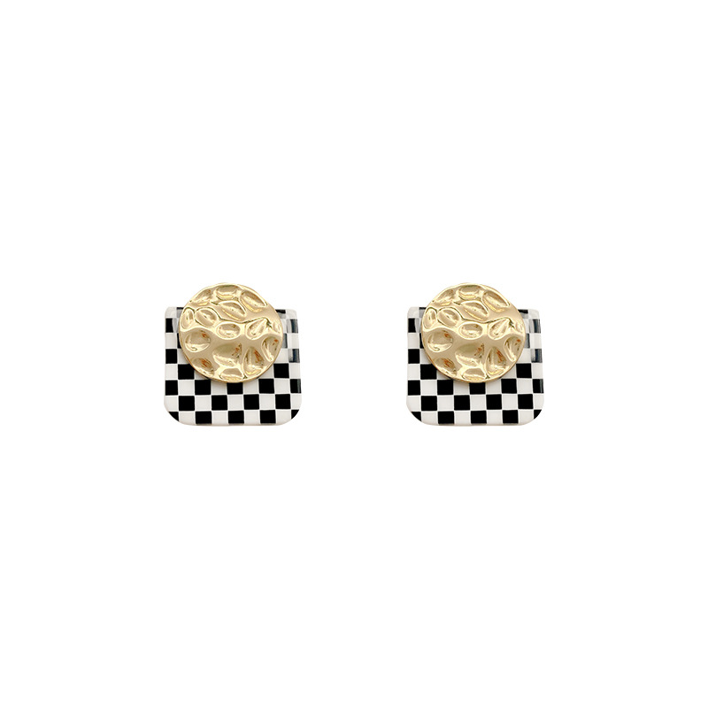 Korean-style geometric stud earrings, retro checkerboard pattern, niche design sense earrings, high-end, elegant and individualistic new earrings, trendy Item Picture