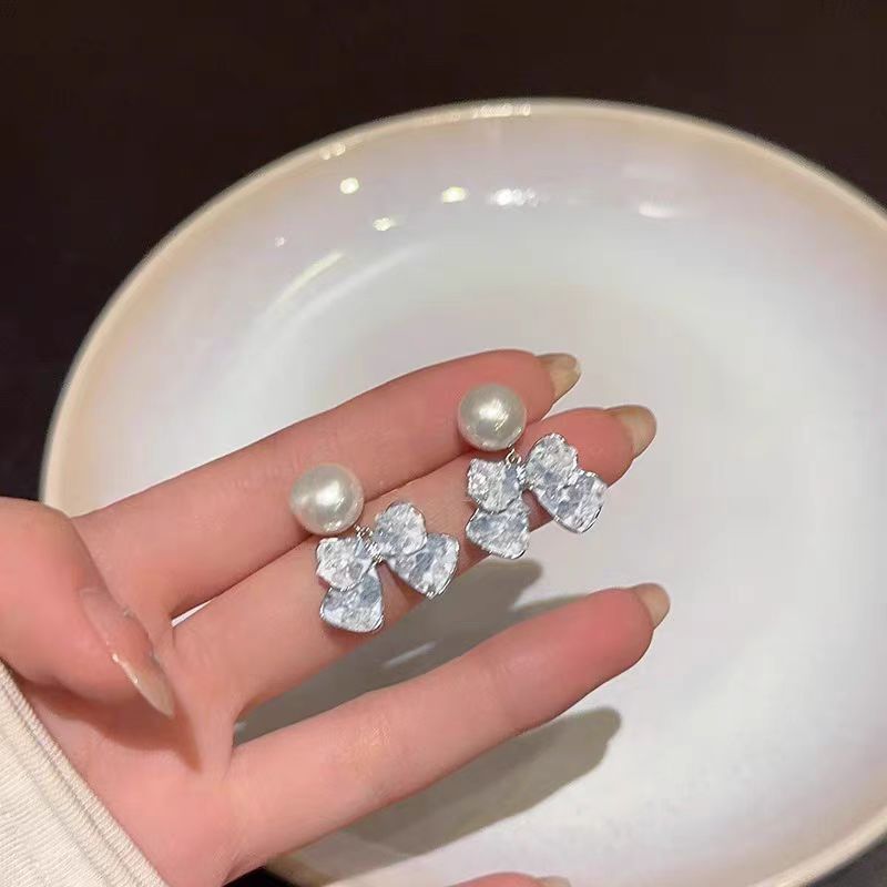 Blue gradient bow pearl stud earrings for women, a light luxury and high-end style earring, a new bestseller in 2025 Application Scenario