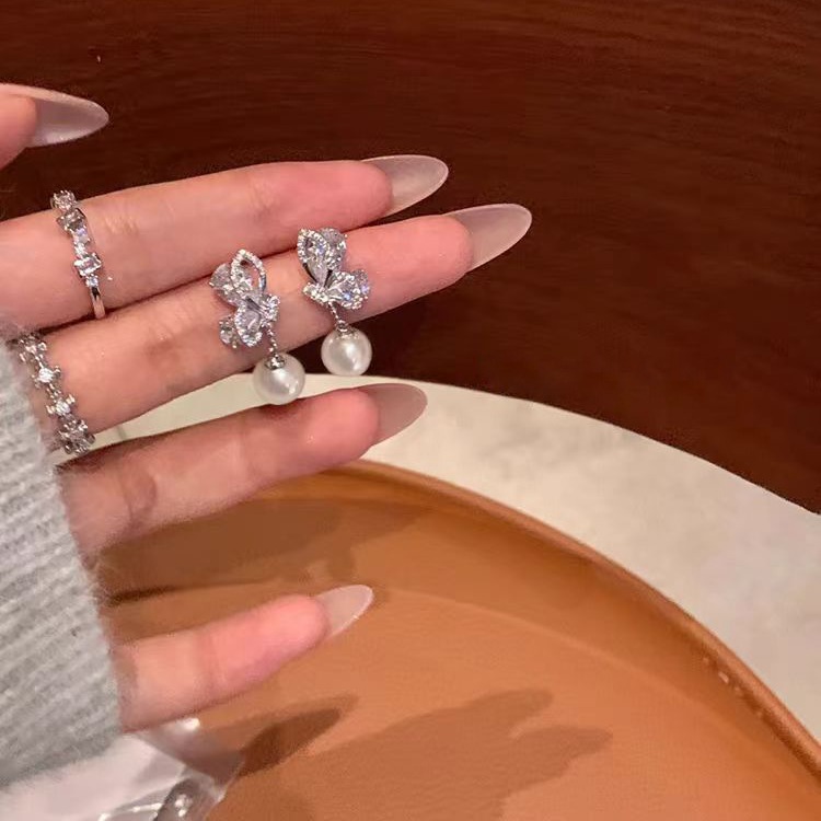 The 2025 new grey butterfly pearl earrings are gentle and versatile for women. The tassel stud earrings are a niche and high-end design accessory details Picture