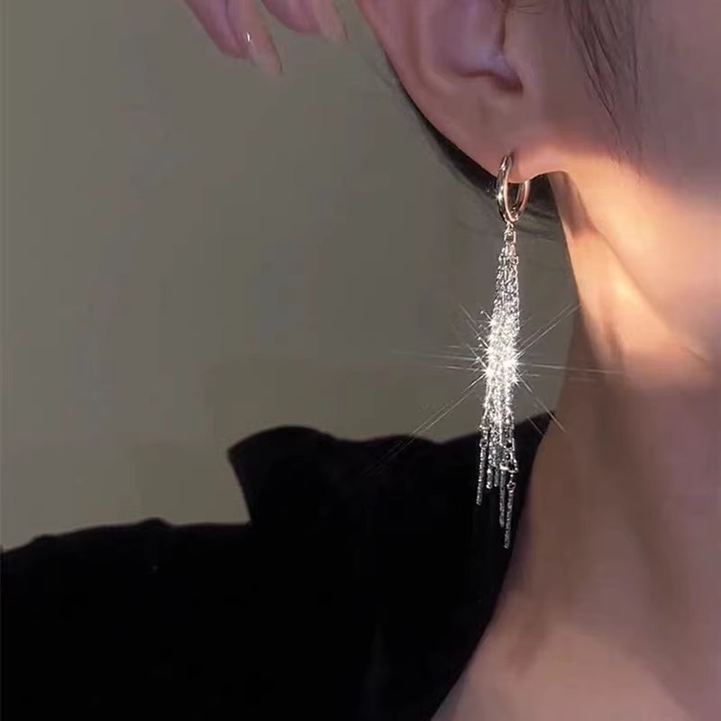 Super shiny silver long tassel exaggerated ear studs, high-end and light luxury earrings, niche design, elegant and versatile earrings Application Scenario