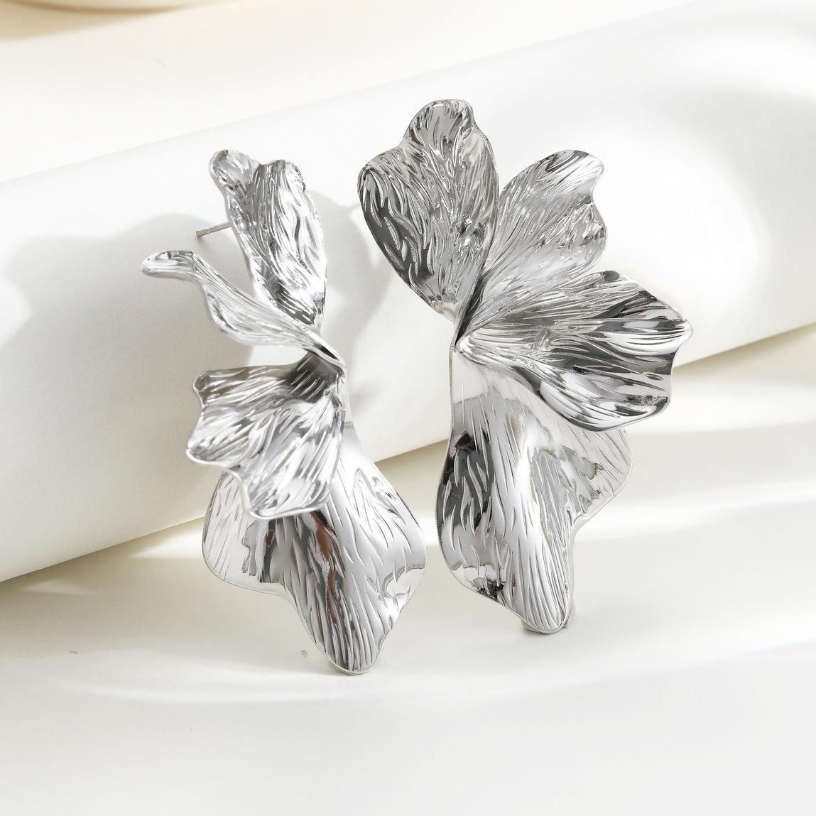 Cross-border best-selling exaggerated liquid women's earrings in Europe and America, three-dimensional petal texture flower light luxury and high-end feel earrings Application Scenario
