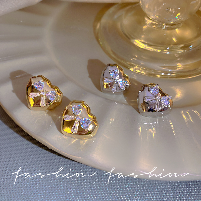 A female Internet celebrity with a cold and cool European and American style, a sweet and passionate bow and diamond-encrusted earrings, is exquisite, super dazzling and high-end luxury earrings Specification drawing