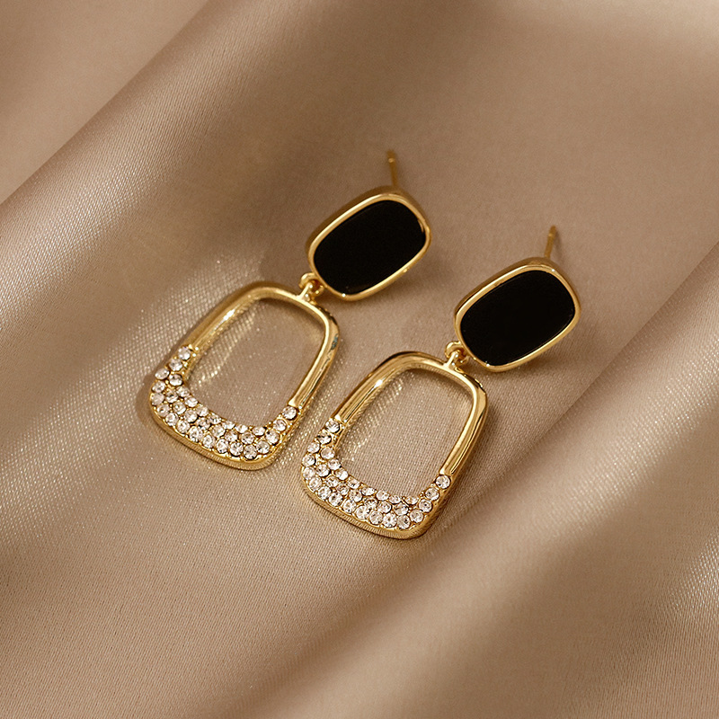 S925 Silver Needle Korean black oil-dripping geometric square earrings, new style, elegant and grand stud earrings, earrings and pendants Application Scenario