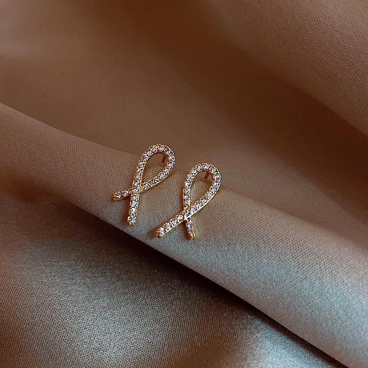 S925 Silver needle, a niche design, interwoven heart stud earrings, small and trendy earrings, geometric cross-cut rhindiamond earrings full figure