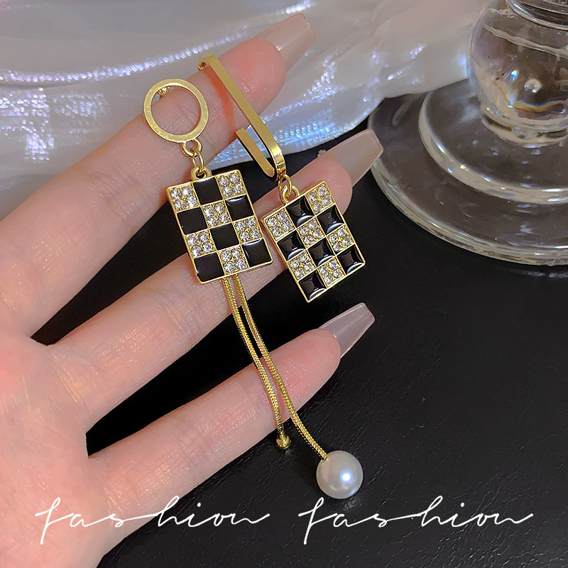 Black square earrings for women, long tassels, stylish and asymmetrical, exuding a light luxury and high-end vibe, exaggerated earrings full figure