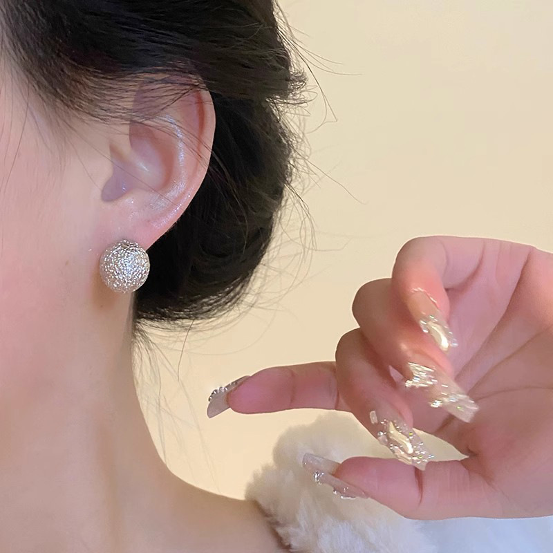 Golden textured ball earrings for European and American commuters, a new bestseller for women in 2025. Simple and niche design, versatile stud earrings Application Scenario