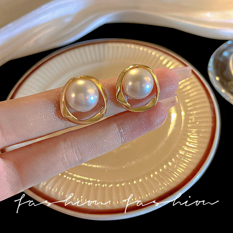 Elegant socialite pearl stud earrings, a unique and high-end design for women, 2024 new stylish earrings wholesale details Picture