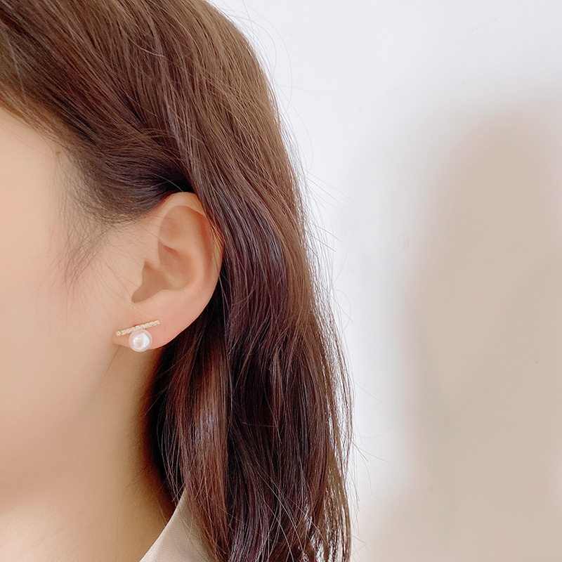 S925 Silver Needle Korean version fashionable one-piece pearl stud earrings, elegant, versatile, simple and new Summer family earrings and accessories wholesale Application Scenario