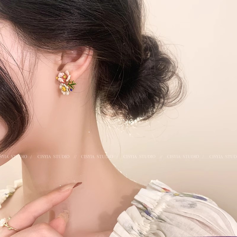 Enamel flower stud earrings for girls in spring, a sweet girl with a forest-like temperament, high-end earrings, stylish and cute, asymmetrical earrings Application Scenario