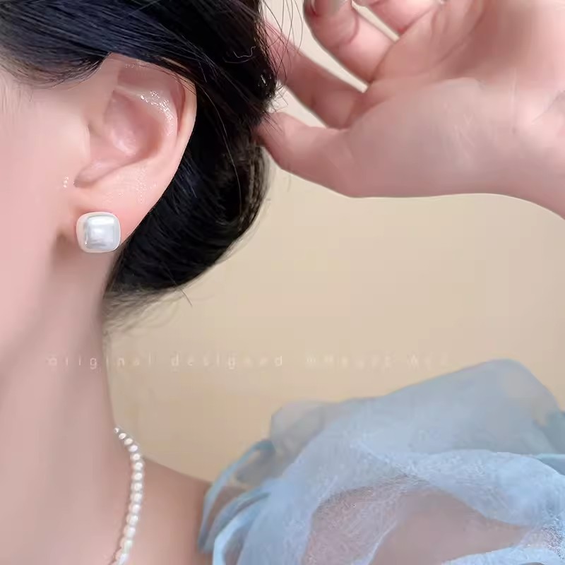 Square imitation pearl stud earrings for women, a new type of light luxury, niche and high-end style earring, simple, versatile and fashionable earrings Application Scenario