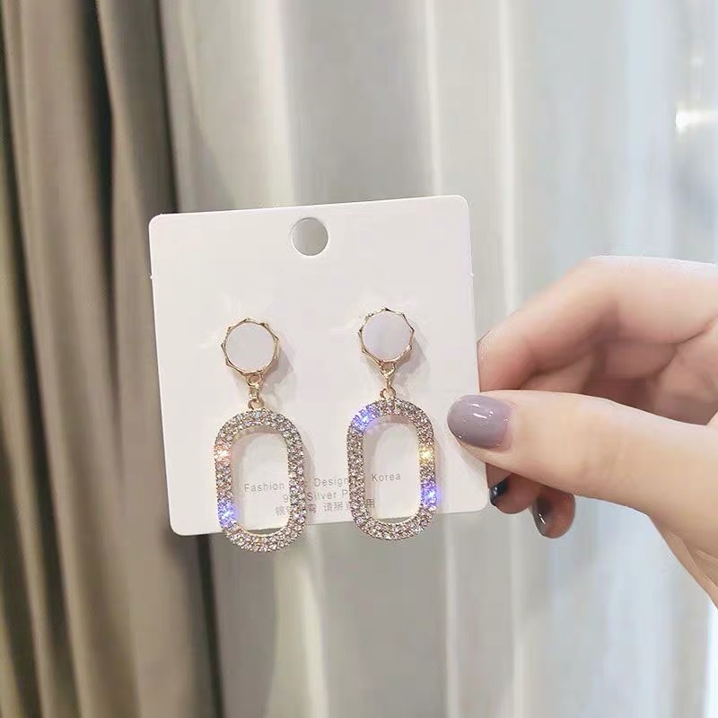 Exaggerated full-diamond earrings for female Internet celebrities, versatile small stud earrings for female students, tassel jewelry earrings, European and American small accessories Application Scenario