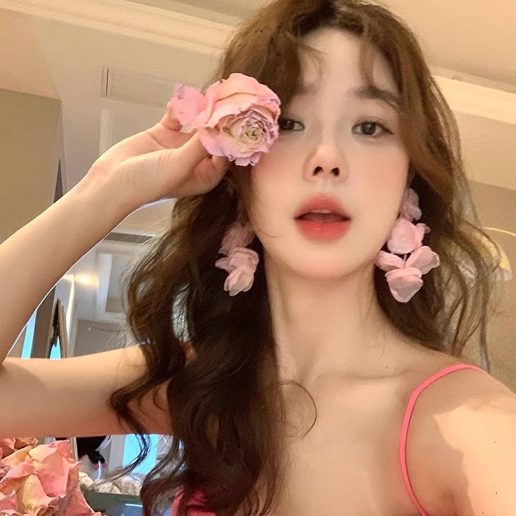 The 2025 new pink flower earrings exude a unique and stunning feminine charm. The tassel petal earrings are perfect for round faces Specification drawing