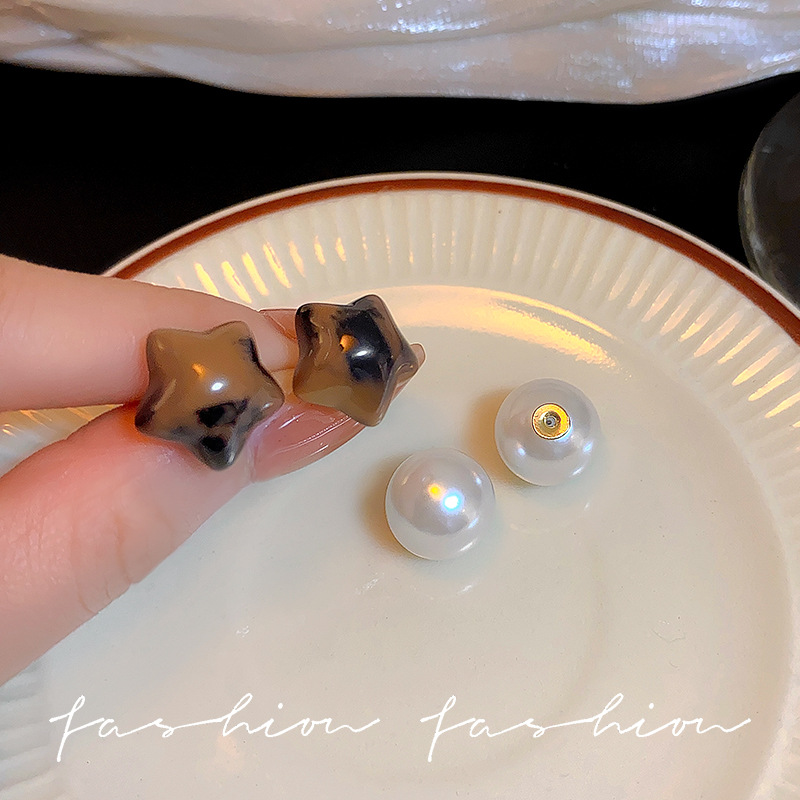Maillard leopard print pearl double stud earrings for women's autumn and winter, retro and high-end style, star earrings, versatile earrings Application Scenario