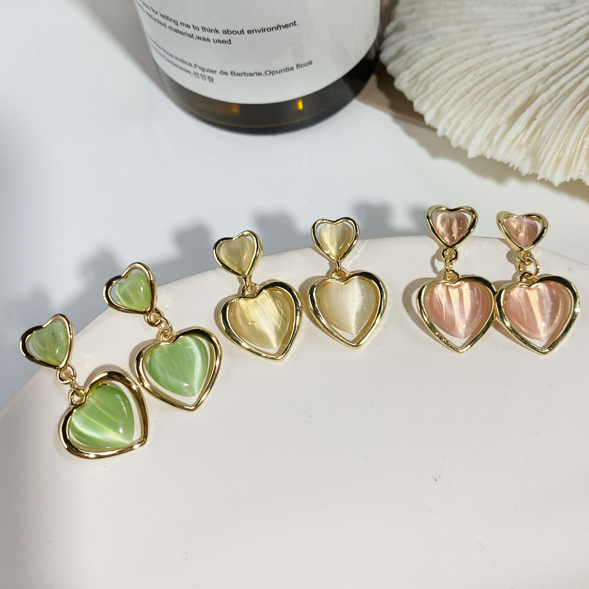 S925 Silver Needle heart-shaped cat's Eye Stone earrings, a simple and elegant earring accessory for a popular young girl from Dongdaemun, South Korea full figure