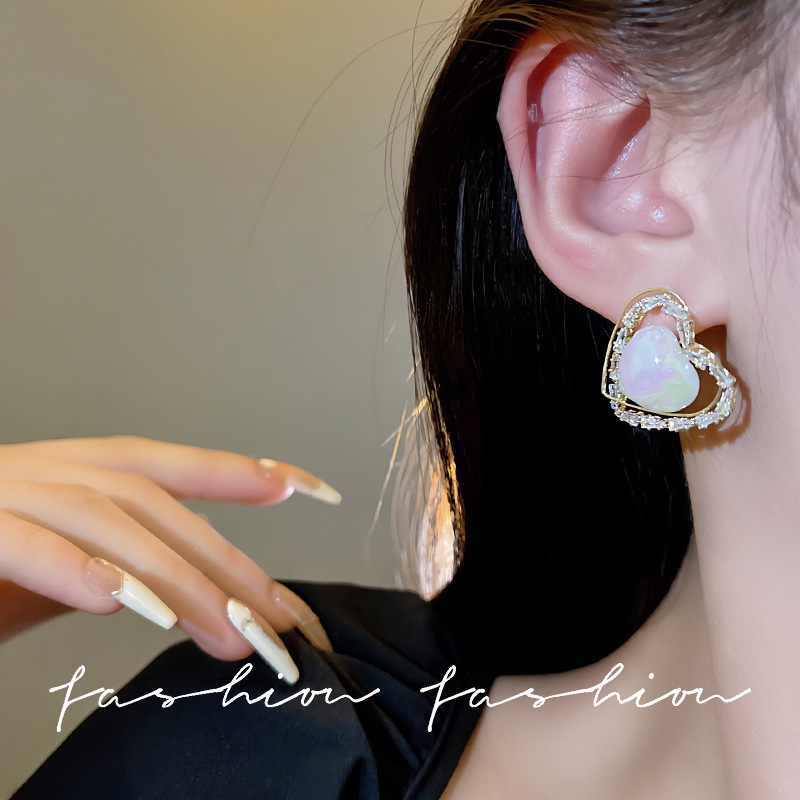 Earrings 2023 New trendy pearl earrings for women, a light luxury, niche and high-end heart-shaped stud accessory details Picture