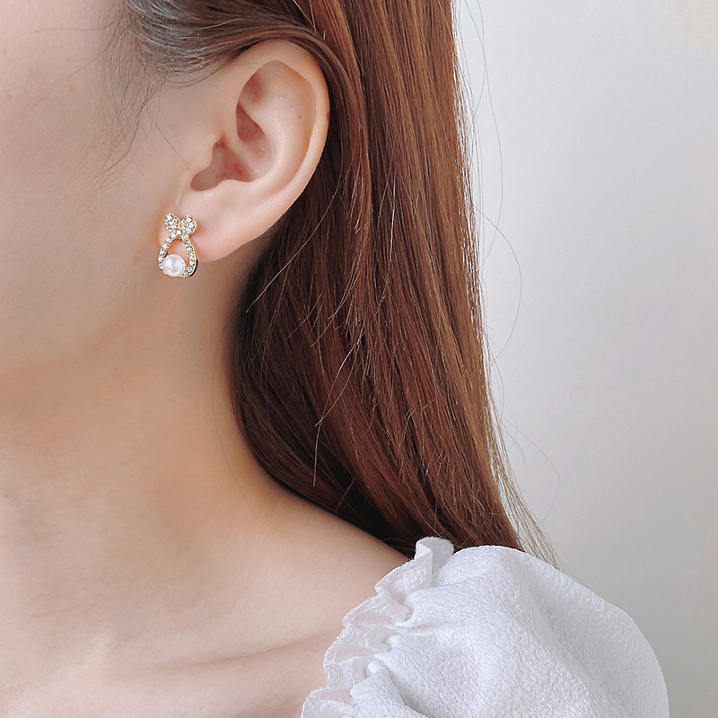 S925 silver needle earrings are available for wholesale from Yiwu manufacturer. Korean-style teardrop-shaped water diamond and pearl color-matched stud earrings Application Scenario