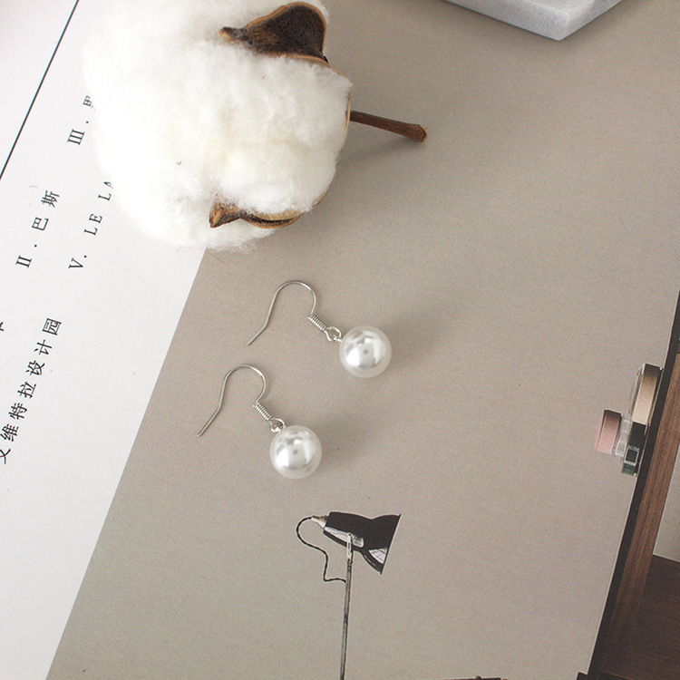 Wholesale of E1071 Korean version hot-selling earrings, fashionable and trendy pearl earrings and small accessories details Picture