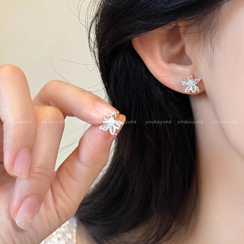 Summer super shiny hollowed-out zircon flower stud earrings, unique design for women, elegant and stylish earrings, high-end, sweet and versatile earrings full figure