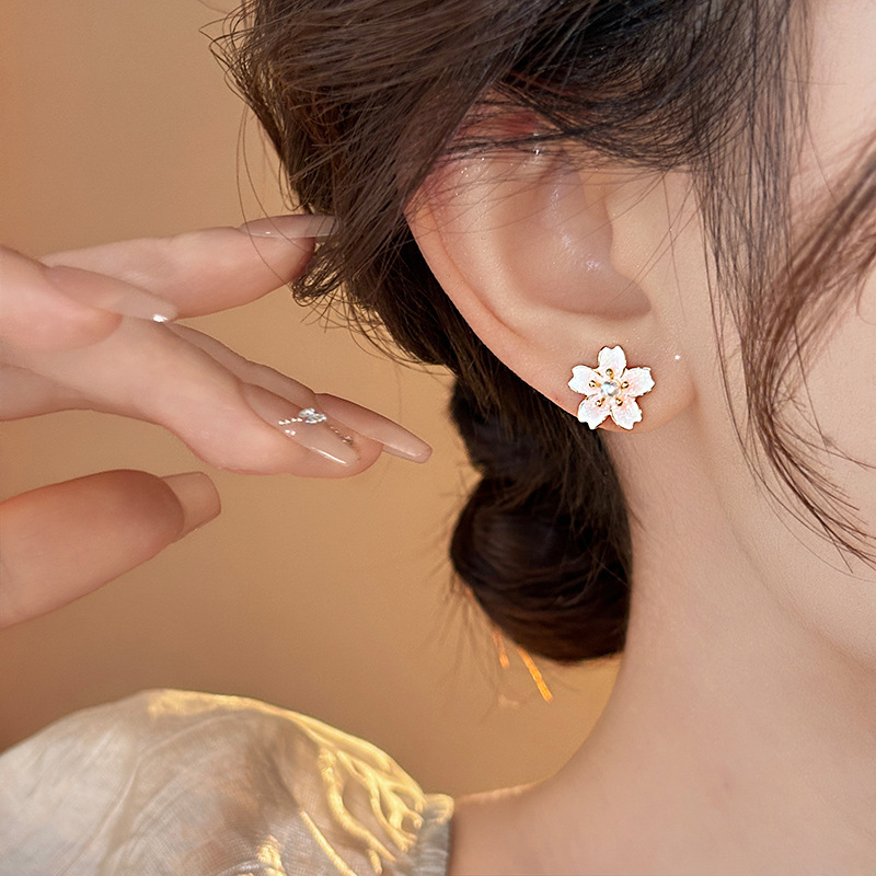 Drip glaze dyed peach blossom pearl stud earrings for women, a light luxury and high-end look, elegant and grand earrings, sweet and versatile earrings wholesale Application Scenario