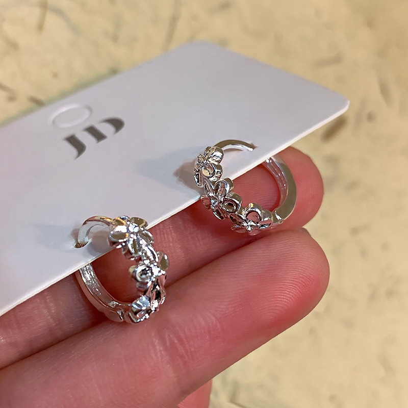 Flower earrings suitable for spring and summer, women's 2025 new style, high-end and unique ear studs, exquisite and small, versatile earrings Application Scenario