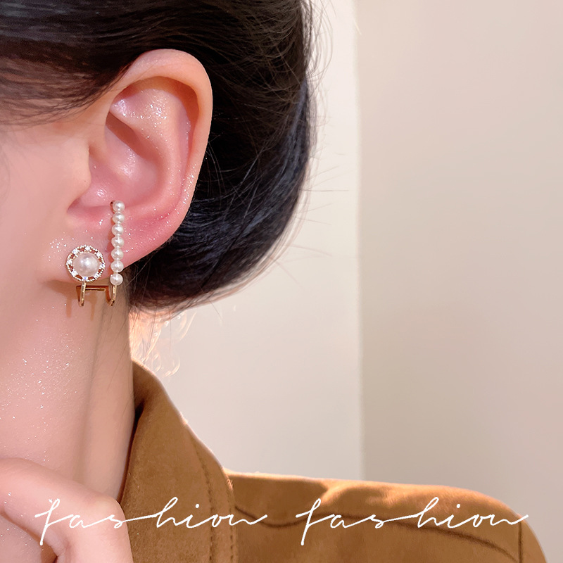 Retro Baroque circular pearl earrings, small and unique female stud earrings, the same style as Internet celebrities, 925 silver needle earrings wholesale Application Scenario