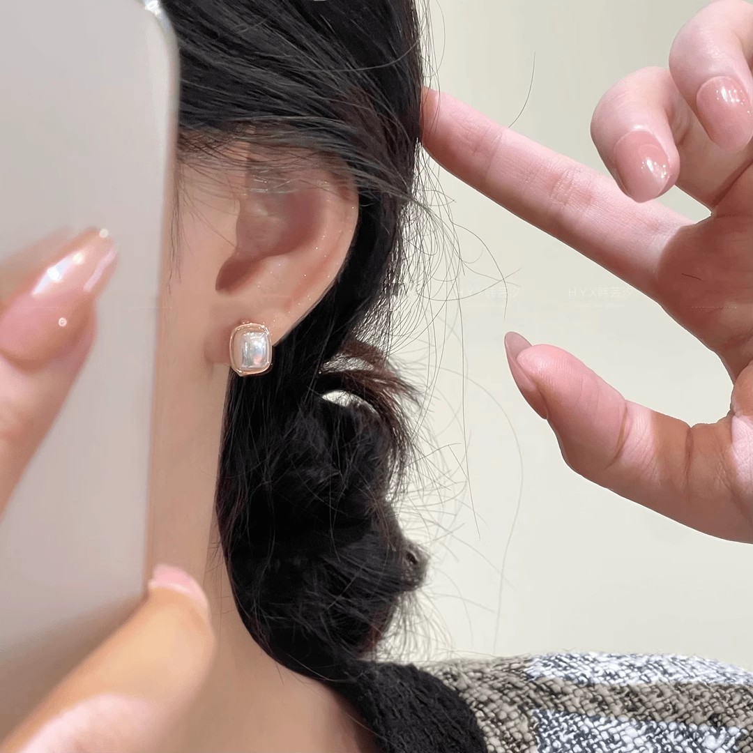 Simple square pearl earrings for women, light luxury, fashionable and versatile, elegant stud earrings, niche design, high-end feel, unique earrings details Picture