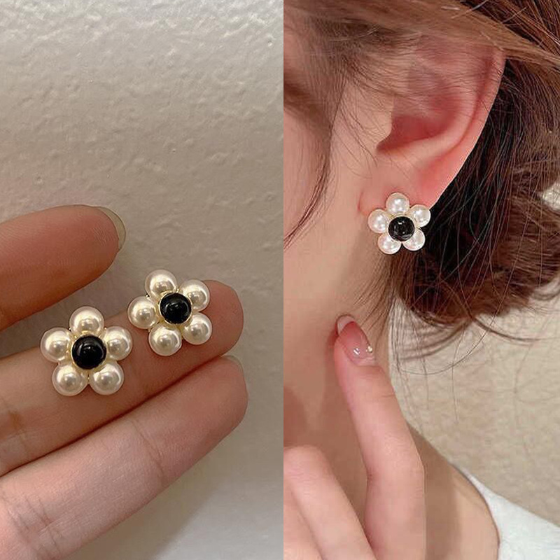 Silver needle light luxury and high-end style flower pearl stud earrings for women, new trendy and exquisite earrings, a small pearl flower for women Application Scenario