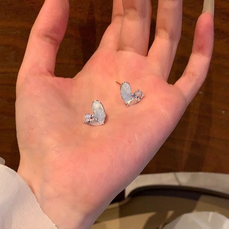 Silver needle ice transparent blue gradient heart-shaped stud earrings for women, sweet, light luxury, high-end and elegant earrings, simple and unique earrings Specification drawing
